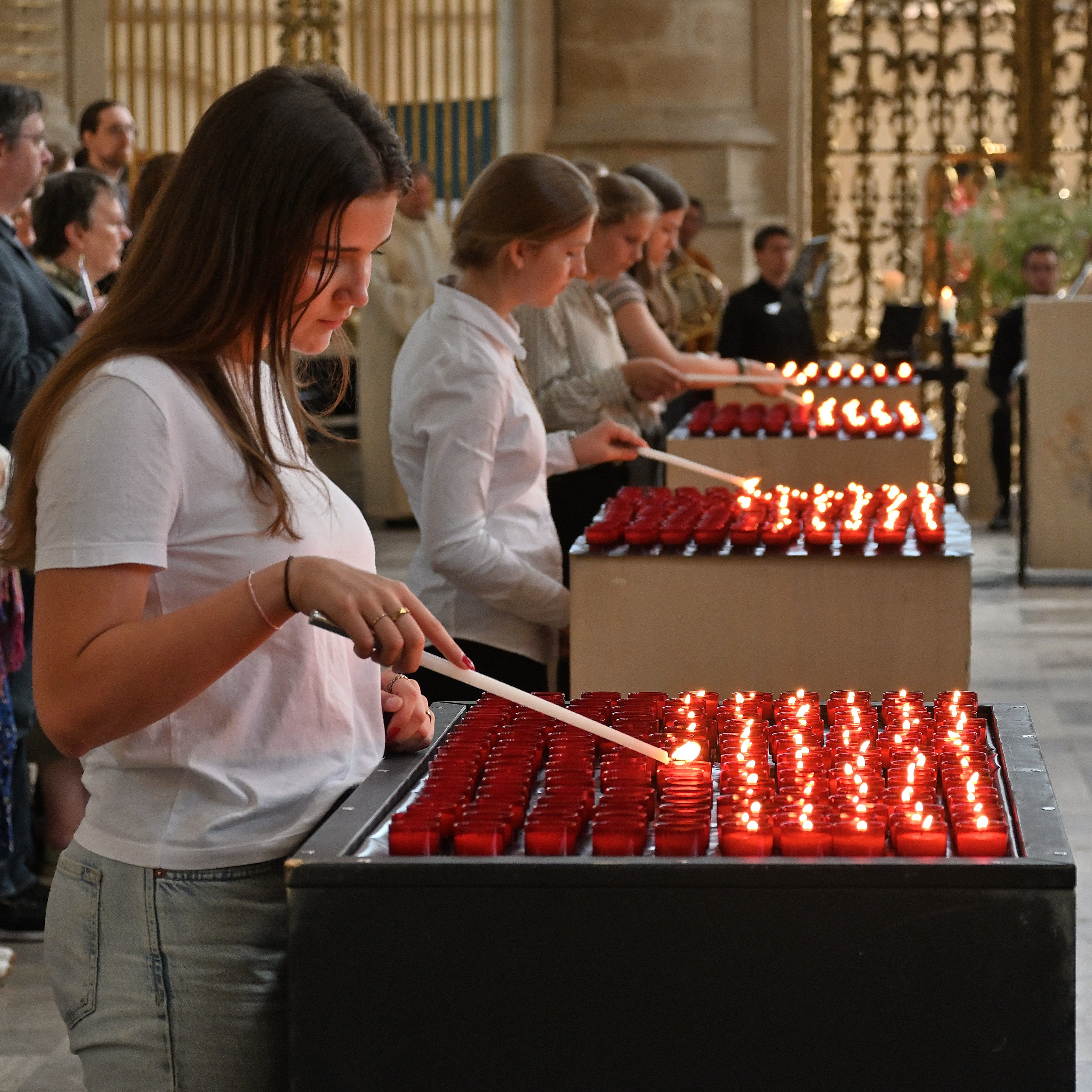 Scholieren steken kaarsjes aan