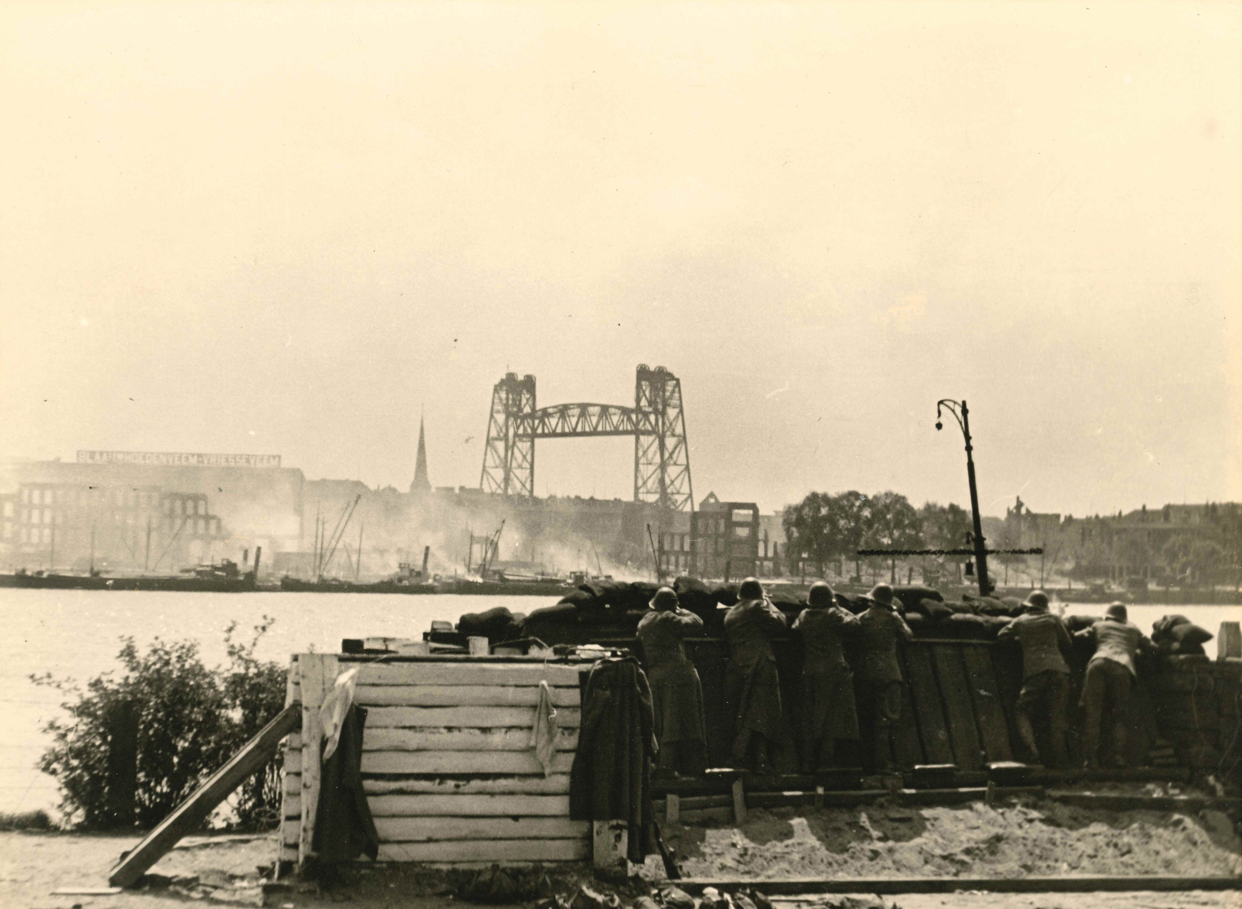 Collectie Mariniersmuseum. Mariniers aan het Maasfront bij de Oosterkade.