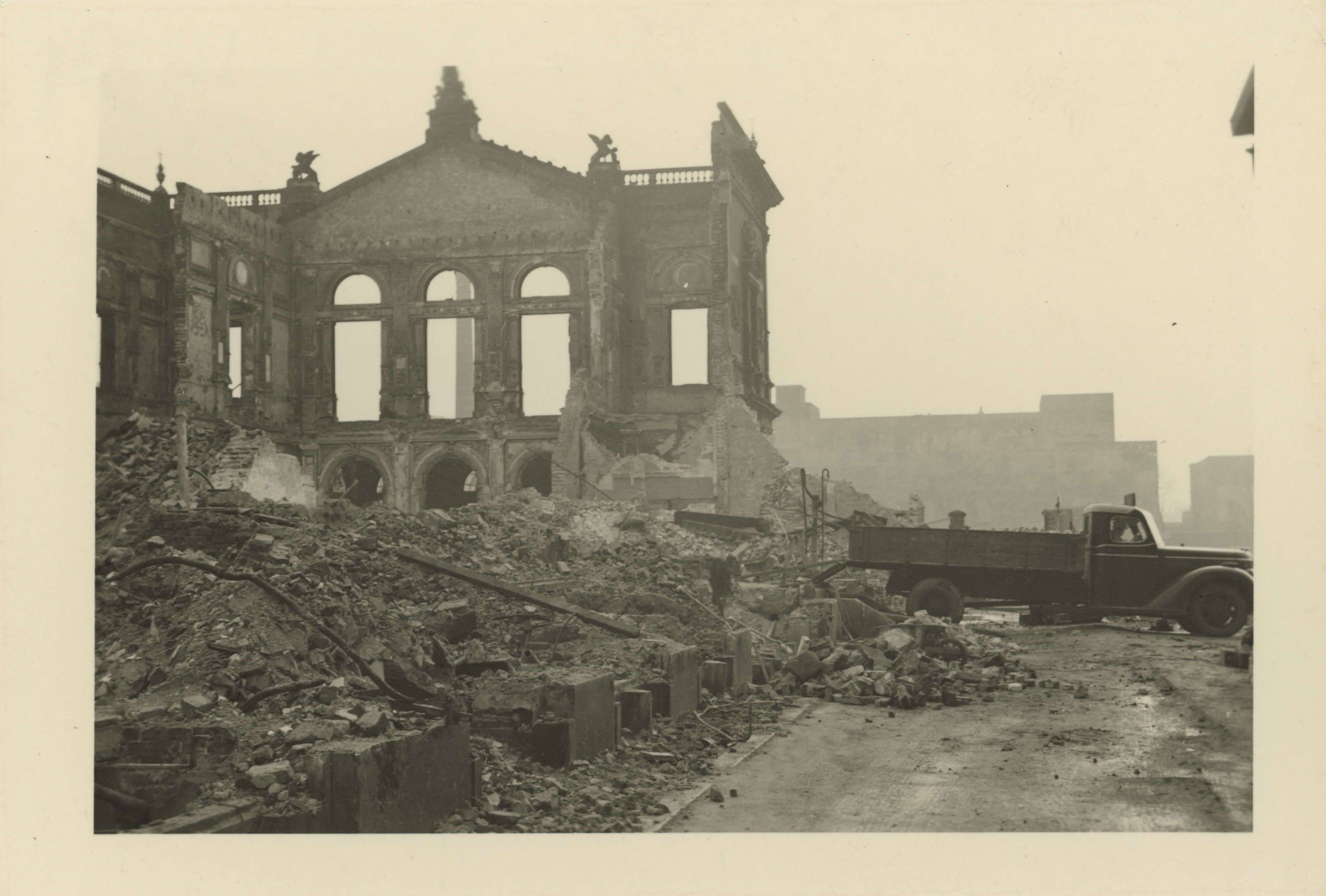 Stadsarchief -Collectie Nijholt. De door het bombardement van 14 mei 1940 getroffen Grote Schouwburg aan de Aert van Nesstraat.