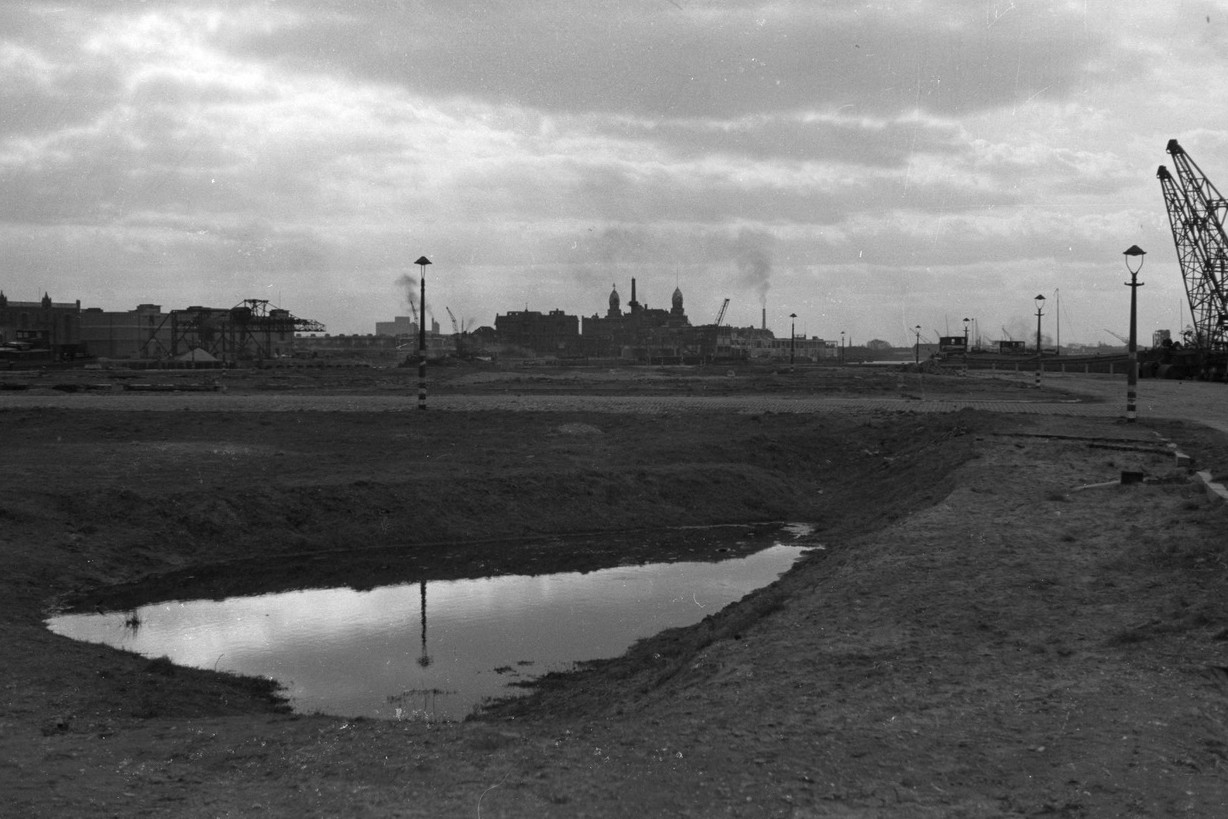 Westkant Noordereiland waar de bebouwing is gesloopt als gevolg van de oorlogshandelingen in de meidagen van 1940.