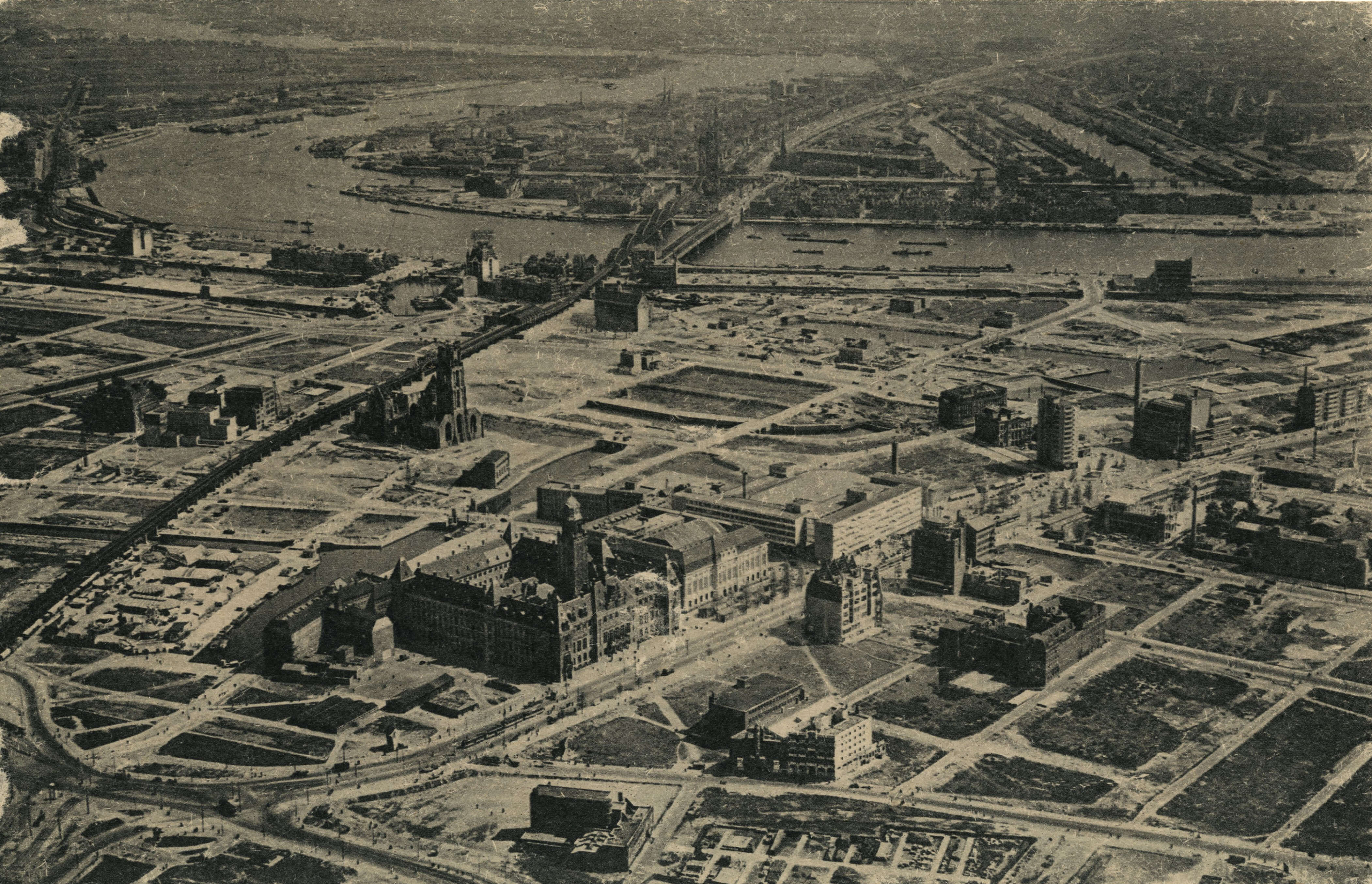 Stadsarchief-Collectie panorama en luchtfoto’s. Luchtopname Rotterdamse binnenstad na ruiming van het puin.