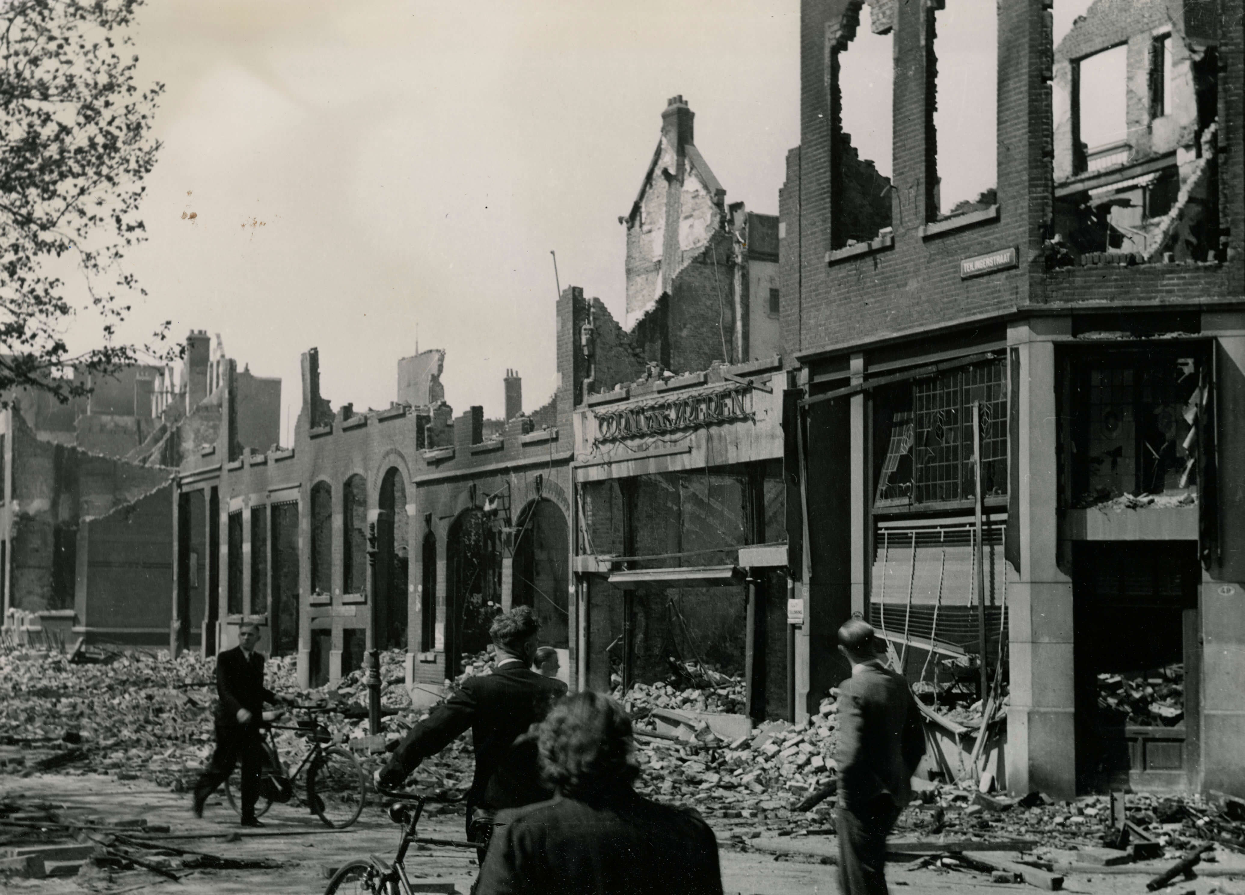 Stadsarchief-Collectie Baksteen. Restanten van panden in de Teilingerstraat, op de hoek van de Scheveningsestraat.